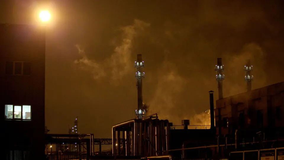Рязанский и Московский нефтеперерабатывающие заводы приостановили переработку после атак БПЛА. Мощности переработки в стране снизились до минимума с 2009 года.