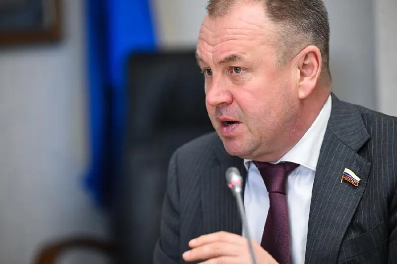 Станислав Наумов предложил регионам взимать с водителей такси на нелокализованных иномарках дополнительный платёж в региональные фонды. Ранее он критиковал закон о локализации такси как чрезмерно жёсткий.