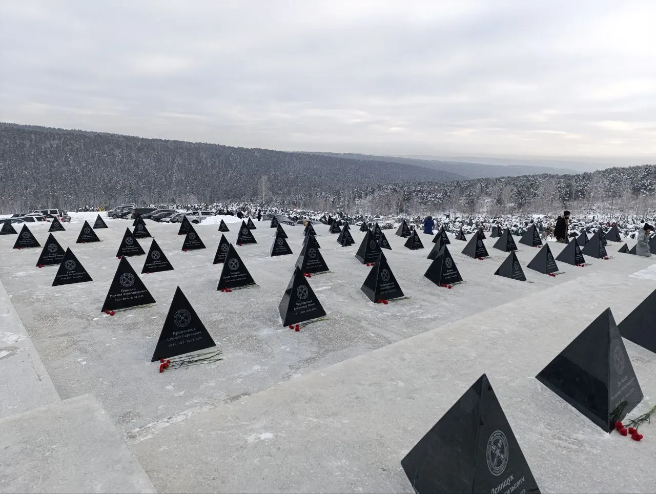 Иркутская «Ассоциация участников специальной военной операции» предупредила, что мемориальный комплекс на кладбище является собственностью частной военной компании; самовольные изменения (установка вазонов, конструкций и т.п.) могут квалифицироваться как вандализм и влечь уголовное преследование по ст.243.4 УК РФ.