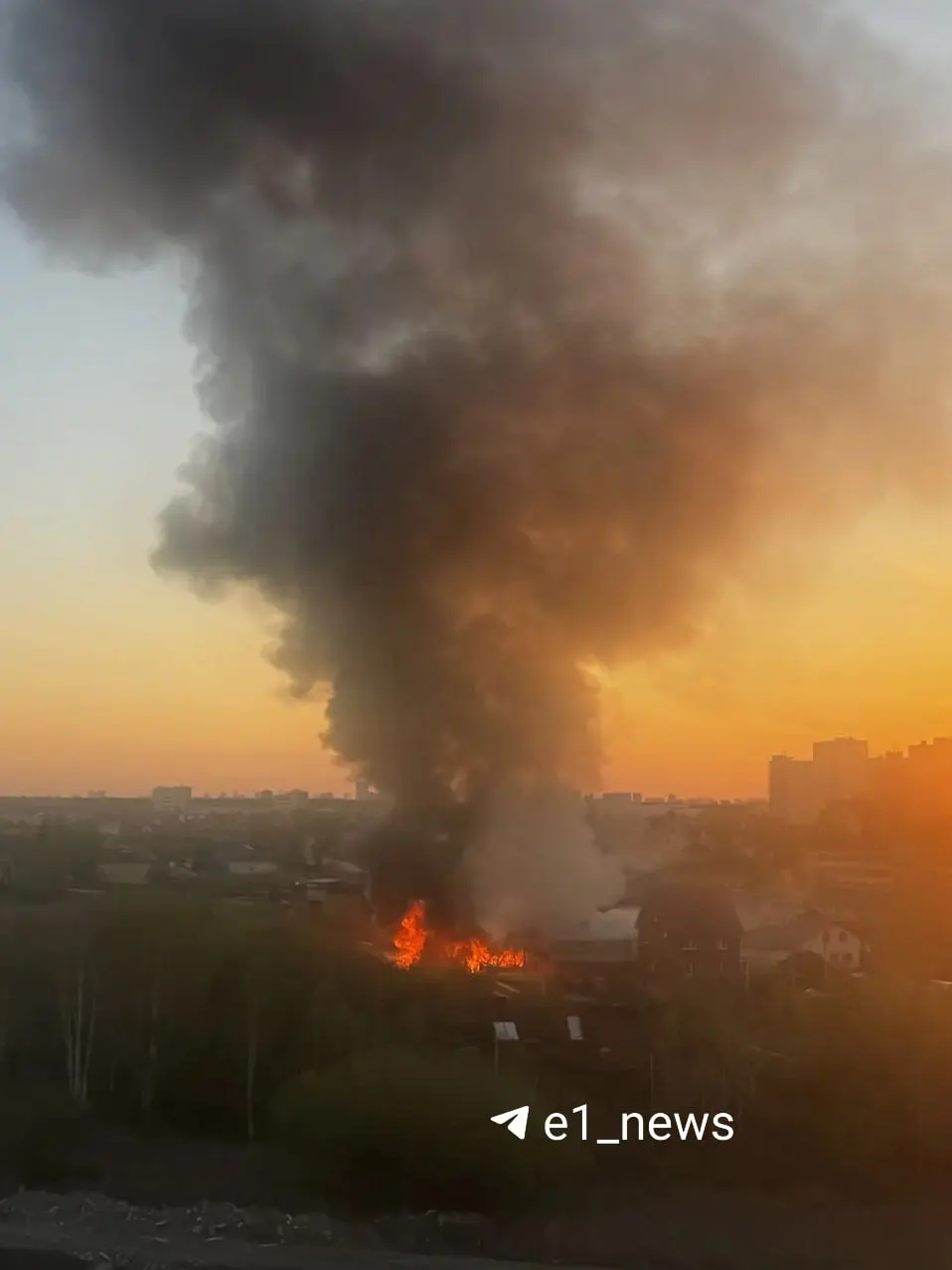 В Екатеринбурге в районе Широкой Речки произошёл пожар у многоквартирных домов на улице Суходольская. Информация о пострадавших и причинах возгорания уточняется.