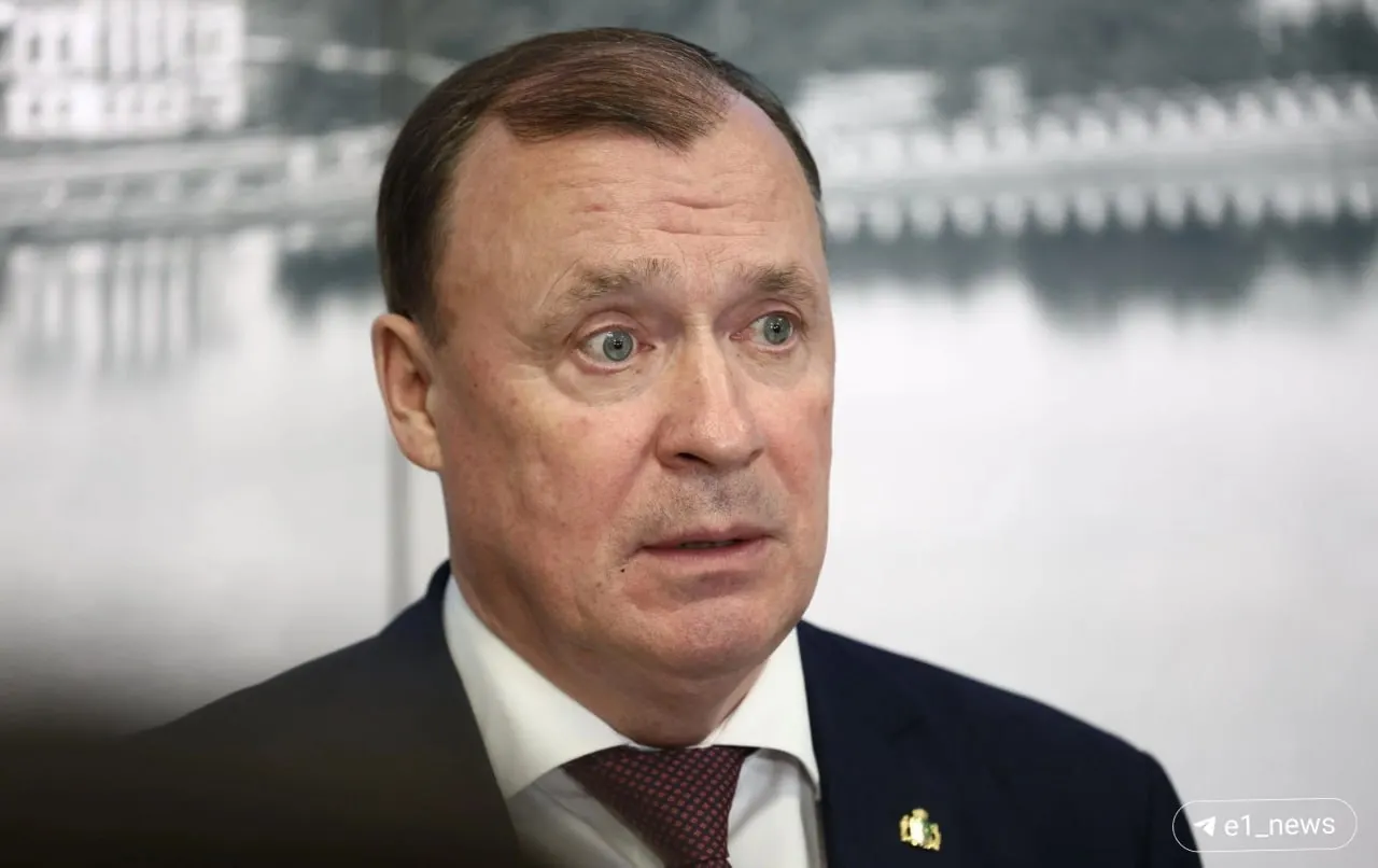 Мэр Екатеринбурга Алексей Орлов получил перелом ноги на выходных. Он временно работает из дома, городские службы продолжают работу в штатном режиме.