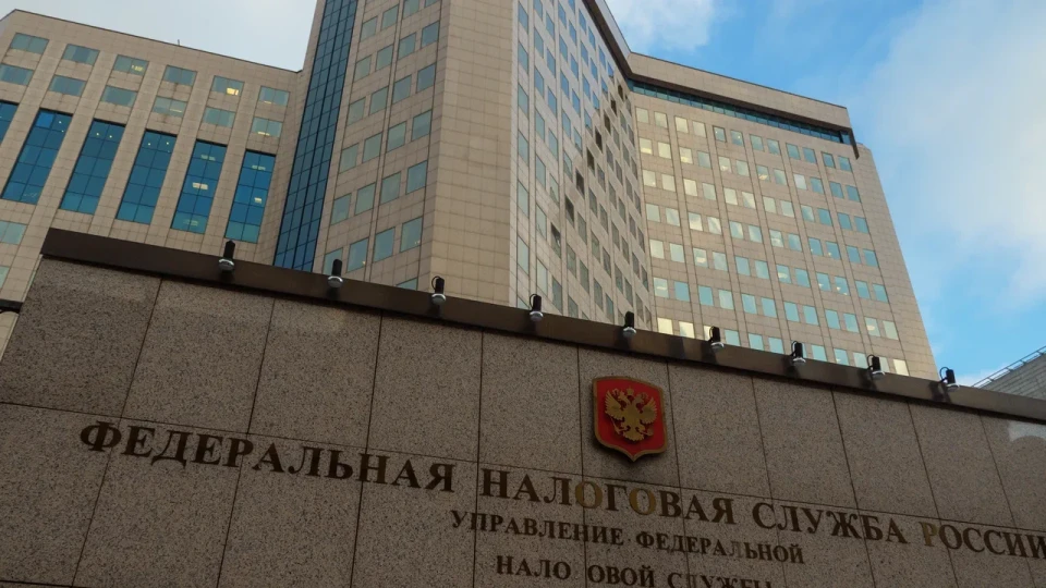 Налоговые органы активнее выявляют случаи перерегистрации бизнеса ради ухода от НДС. При доказанной фиктивности переоформления владельцам ИП грозят доначисления, пени и штрафы на фоне растущего дефицита федерального бюджета.