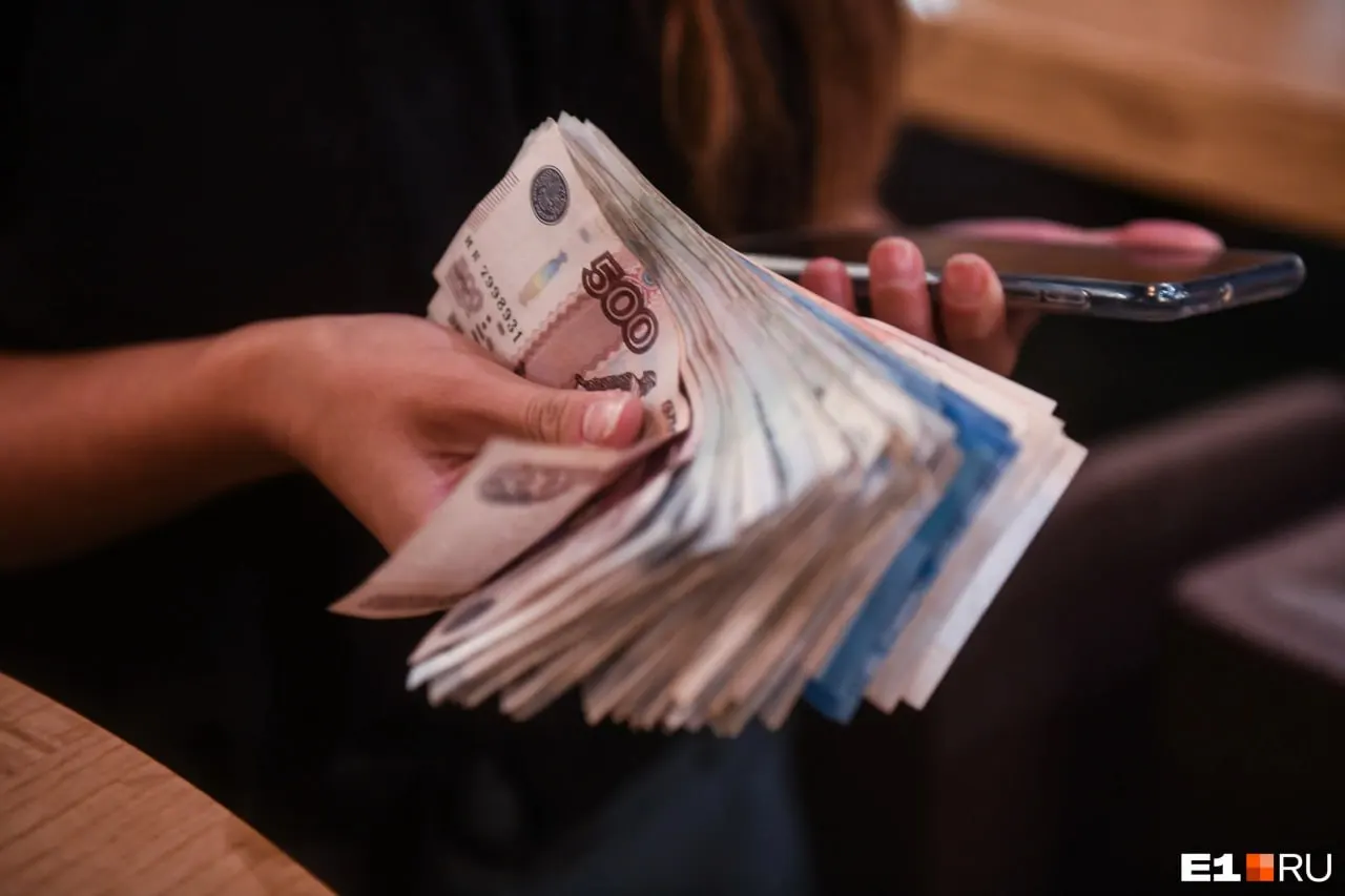 Свердловская полиция задержала помощницу мошенников, но одна из пострадавших не обратилась в правоохранительные органы — её деньги изъяты и готовы к возврату. Полиция просит женщину или знающих её людей связаться по указанному номеру.