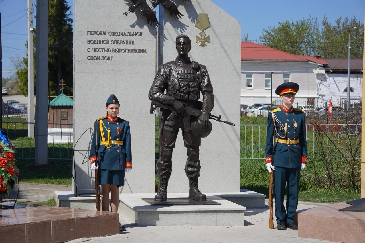 На Аллее Памяти в Красноуфимске установили первый в городе мемориал в честь местных жителей, погибших в ходе СВО. Аналогичный памятник планируют установить и в Екатеринбурге после конкурса эскизов.