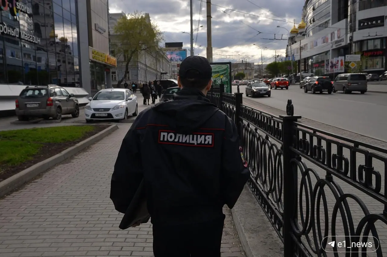 Девушка, уверявшая, что работает на страховую компанию, забирала у потерпевших деньги и передавала их «сотрудникам». Полиция изъяла 700 тыс. рублей, возбуждено дело о мошенничестве в особо крупном размере.