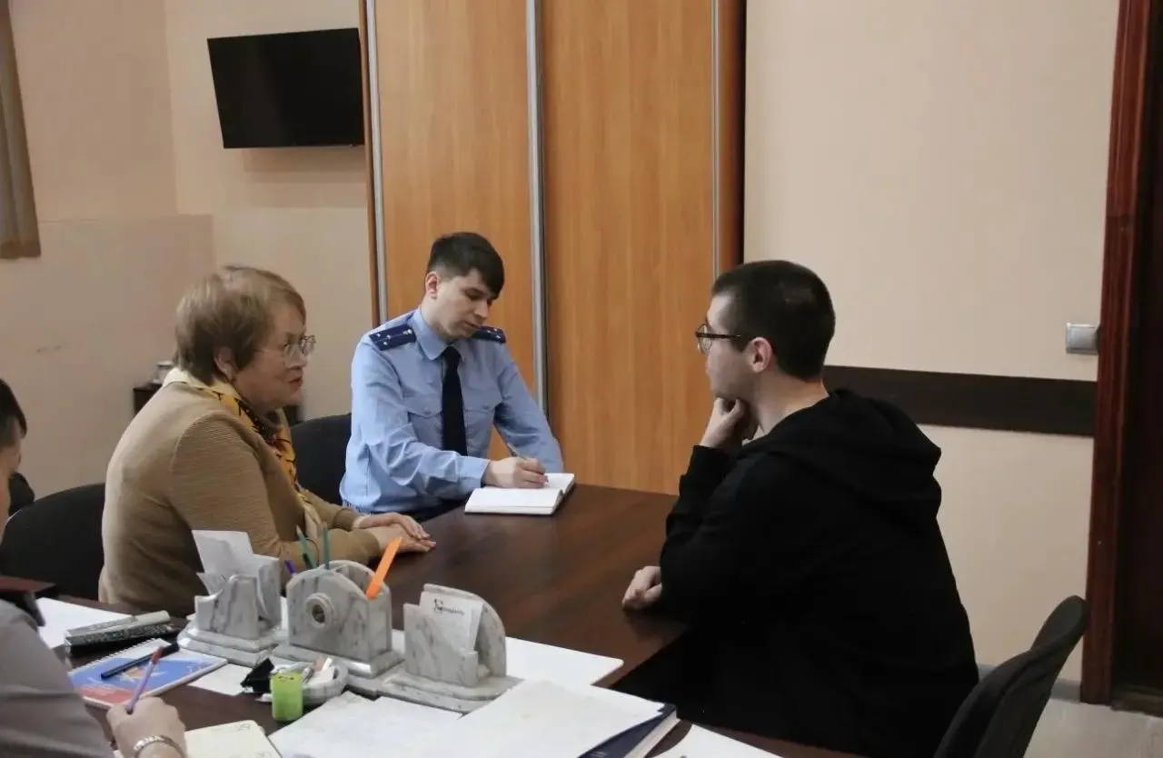 Уполномоченный по правам человека Свердловской области Татьяна Мерзлякова сообщила, что при посещении СИЗО‑1 многие арестованные просили отпустить их на фронт. Вопрос намерены обсудить с военным комиссаром, окончательное решение зависит от следствия.