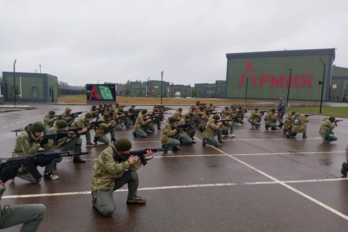 За пять лет на создание и работу центров для обязательных военных сборов школьников направлено как минимум 50 млрд рублей; крупнейшие расходы пришлось на сеть «Авангард» и центры «Воин».
