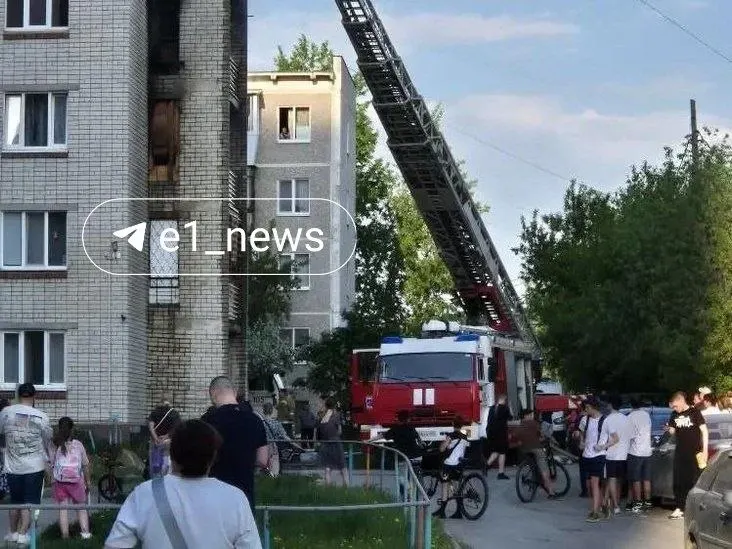 Огонь охватил балконы с 3-го по 5-й этажи. Пятеро человек спасены, пострадавших нет, площадь пожара около 20 м².
