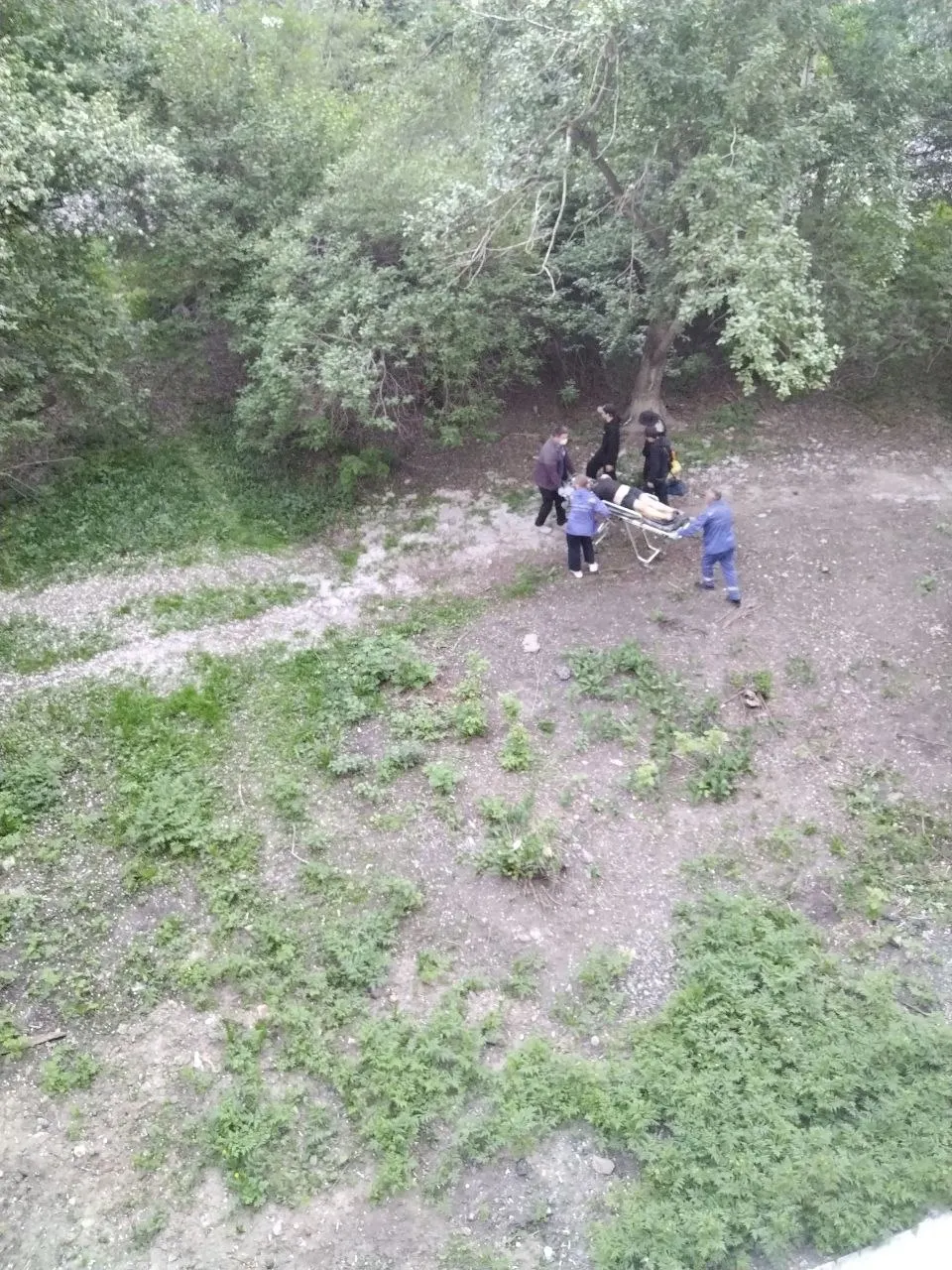 ЧП произошло вечером 21 мая на Сиреневом бульваре, 17: пострадавшую доставили в больницу с травмами шеи и правой руки.