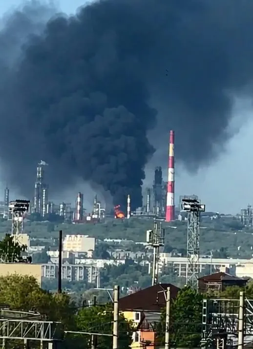 Ночные удары беспилотников привели к гибели двух человек в Сызрани и к ранениям в Белгородской области. Минобороны сообщает о перехвате 121 беспилотника.
