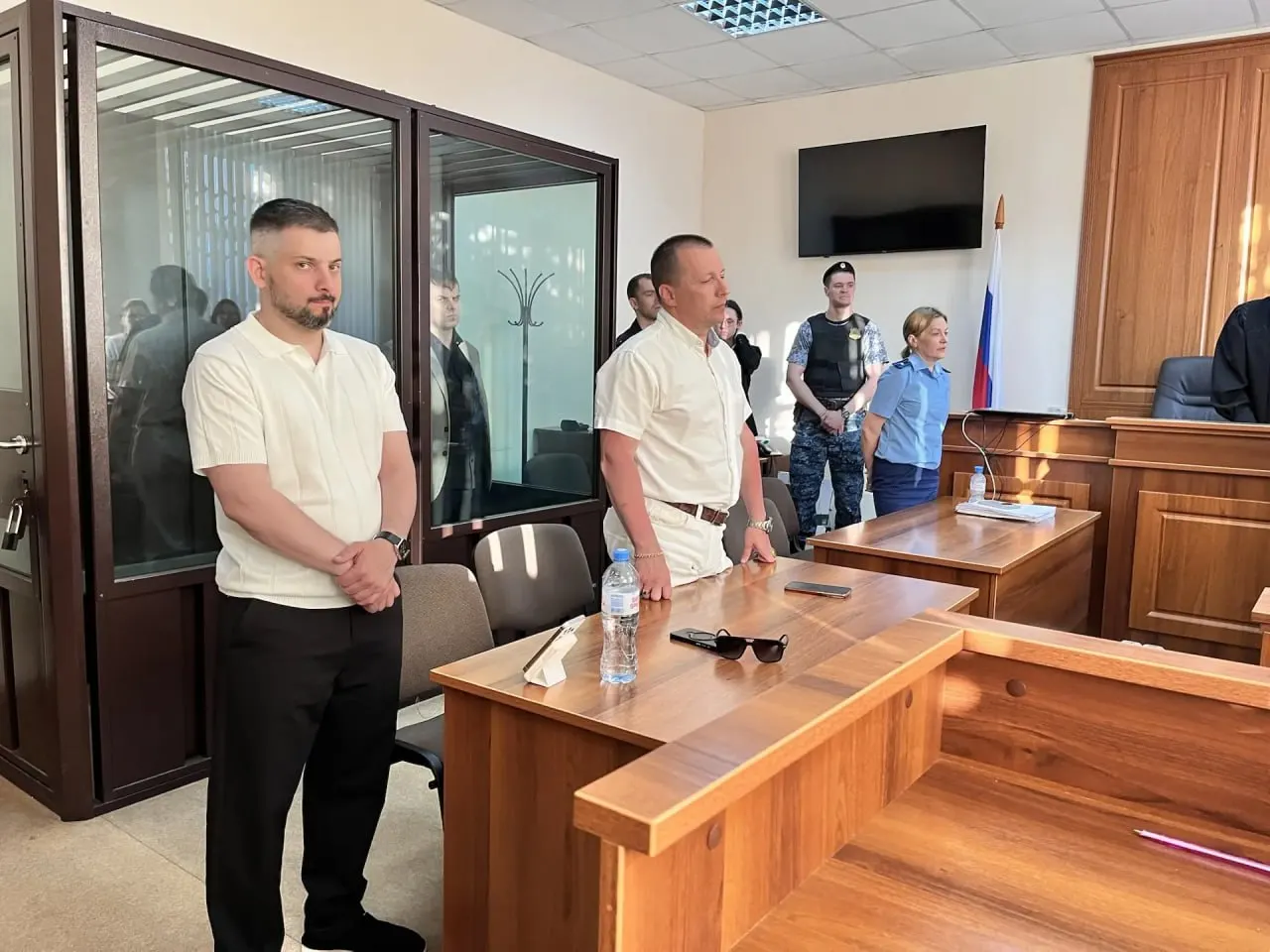 По версии следствия, осенью 2022 года он вместе с сообщником ворвался в бизнес‑центр с оружием и ранил двух человек; присяжные признали его виновным, но посчитали, что есть основания для снисхождения. Прения сторон назначены на 20 мая.