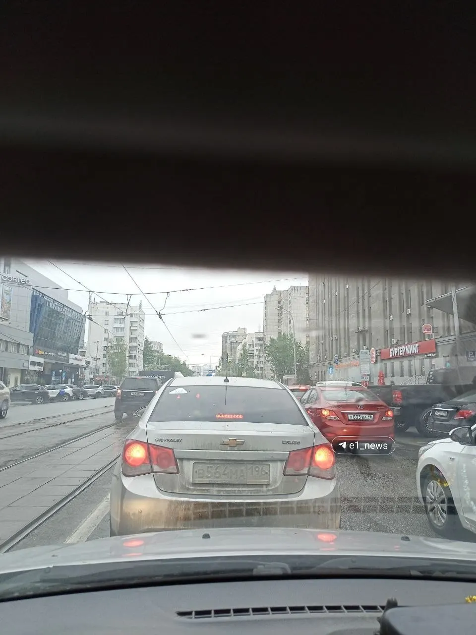 Жители сообщают о заторах, которые длятся с вечера: сейчас на ЖБИ и на улице Малышева наблюдаются длительные пробки.