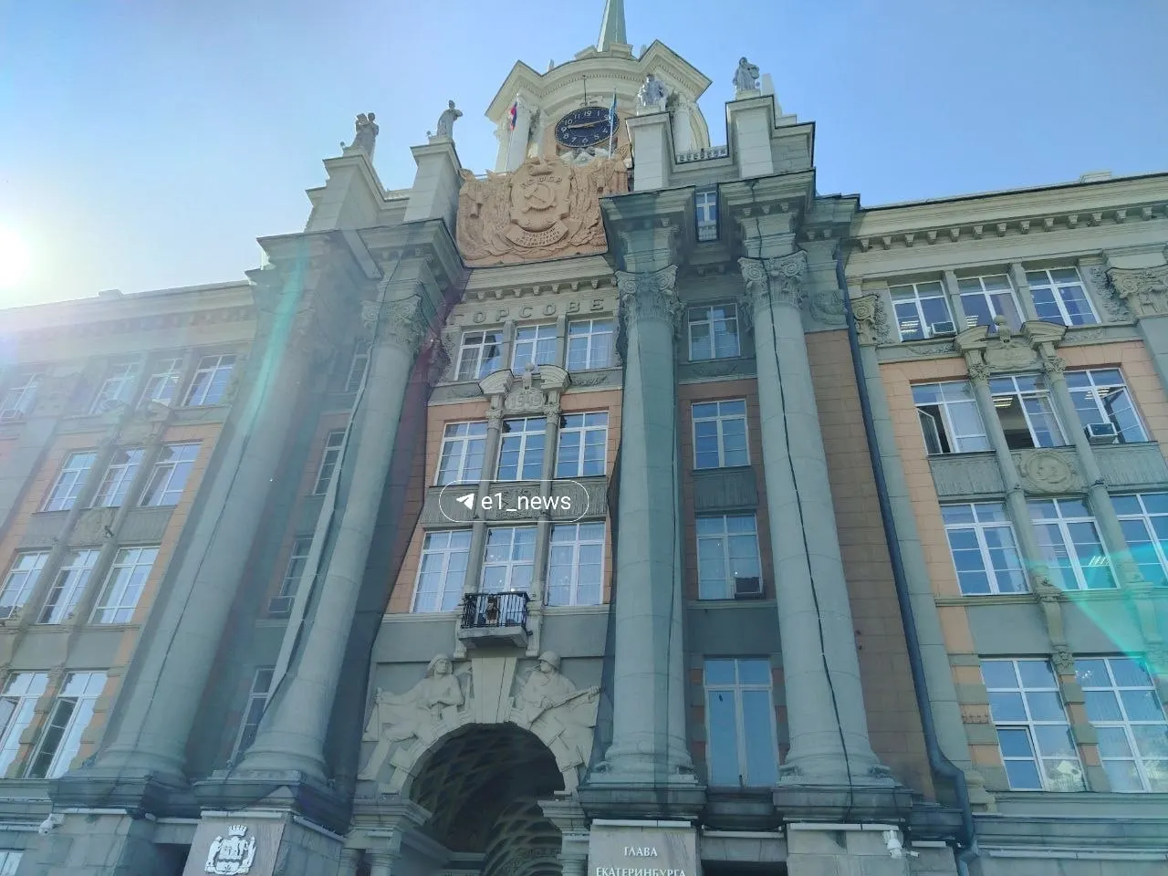 Из‑за обрушения части козырька мэрия закрыла главный вход в здание; несколько колонн обернули защитными сетками и выставили ограждения.