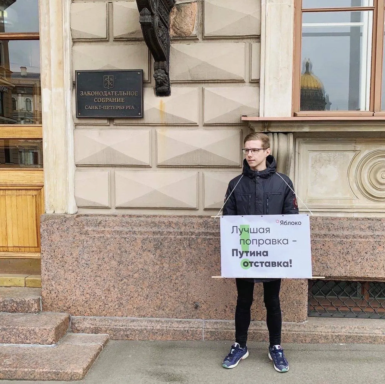 Журналиста Вадима Ваганова объявили в федеральный розыск. Конкретные уголовные статьи пока не названы; ранее ему выписали несколько административных штрафов в рамках дела о «иностранных агентах» и по обвинениям в «ЛГБТ‑пропаганде».