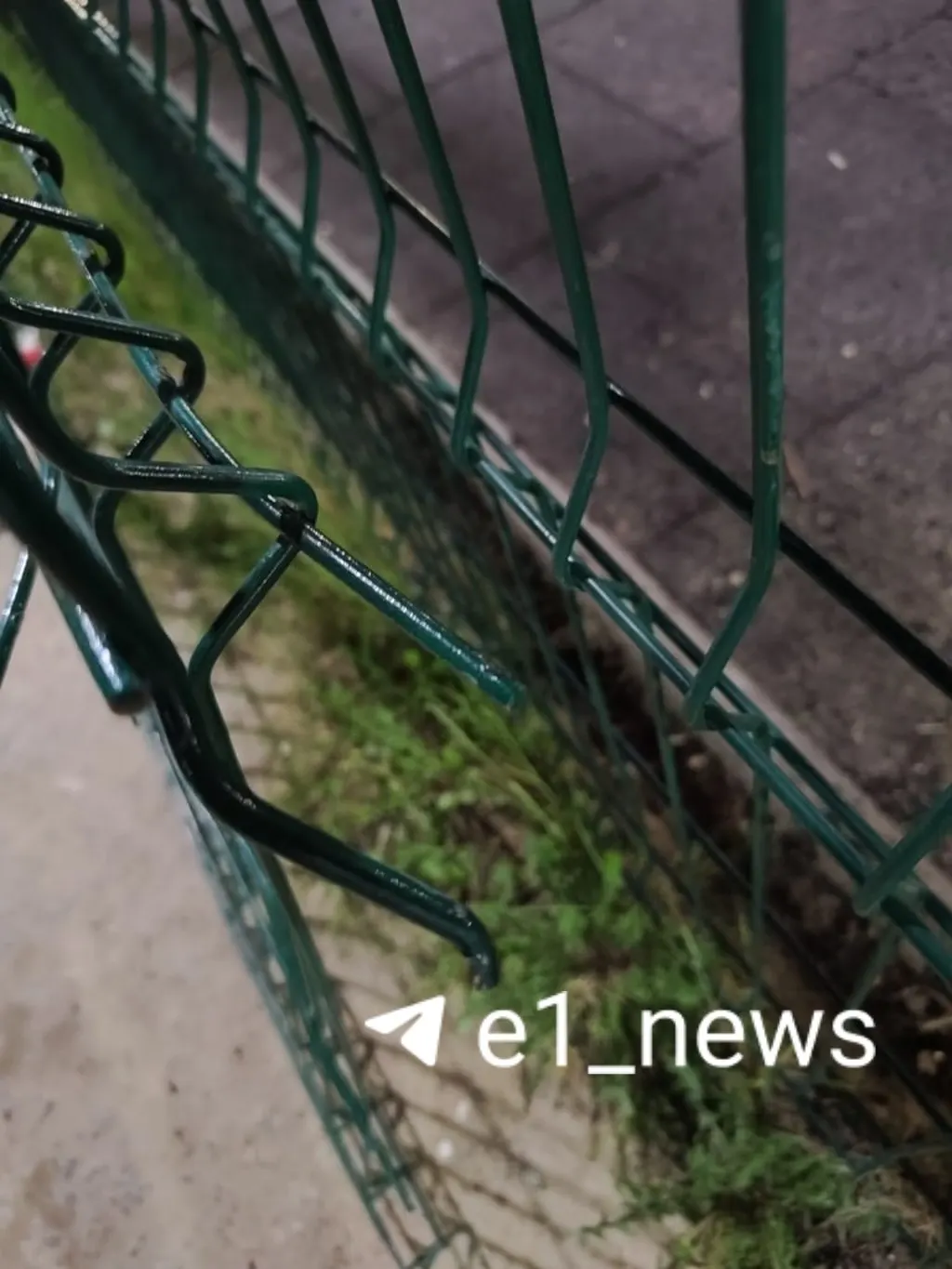 В Академическом на улице Шаманова 12‑летняя девочка получила травму руки после того, как напоролась на выступающий железный прут забора. Управляющая компания демонтировала повреждённые элементы и проводит проверку.