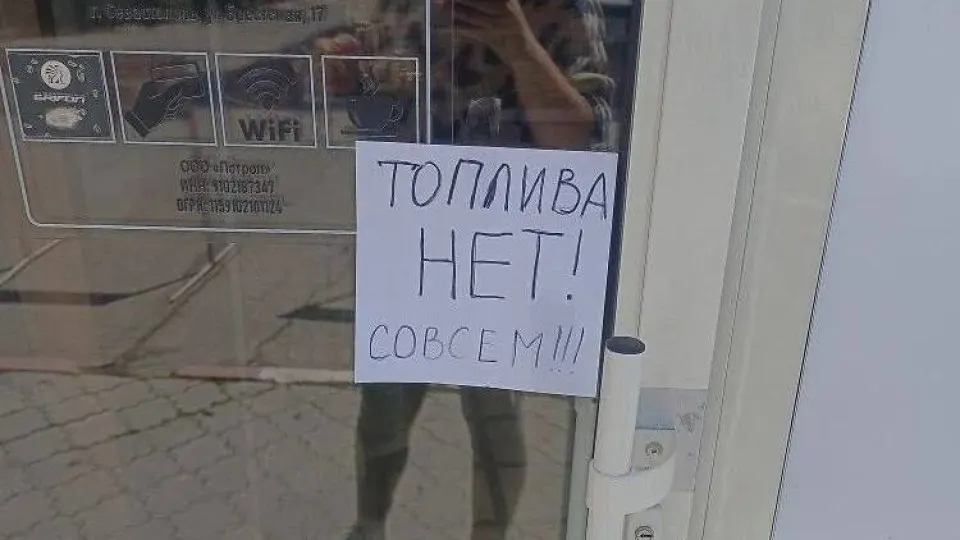 С 31 мая в Крыму начали выдавать талоны на АИ‑95 и ввели лимиты на АИ‑92; перебои в поставках и падение переработки связаны с ударами по НПЗ и нарушениями транспортных коридоров.