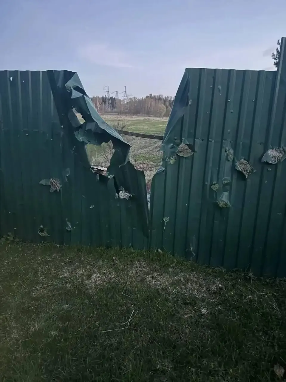 В Волоколамском округе 77‑летний мужчина погиб после удара беспилотника. В Ленинградской области сообщают о примерно 60 сбитых дронах, Минобороны сообщает о более чем 330 уничтоженных БПЛА по стране.