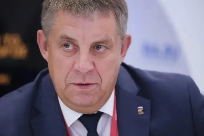 По сведениям региональных и партийных источников, ушедший в отставку Александр Богомаз рассматривается на место в Госдуме; отставки ряда приграничных губернаторов обсуждаются на фоне уголовных дел о строительстве защитных сооружений.