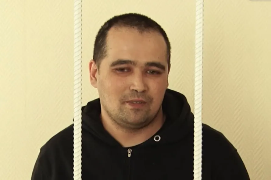 Мотовилихинский районный суд Перми заменил 31‑летнему Вилляму Муталлапову реальный срок на ограничение свободы — ближайшие девять месяцев он проведёт дома под надзором. Судебные смягчения коснулись как минимум ещё десятка участников процессов.