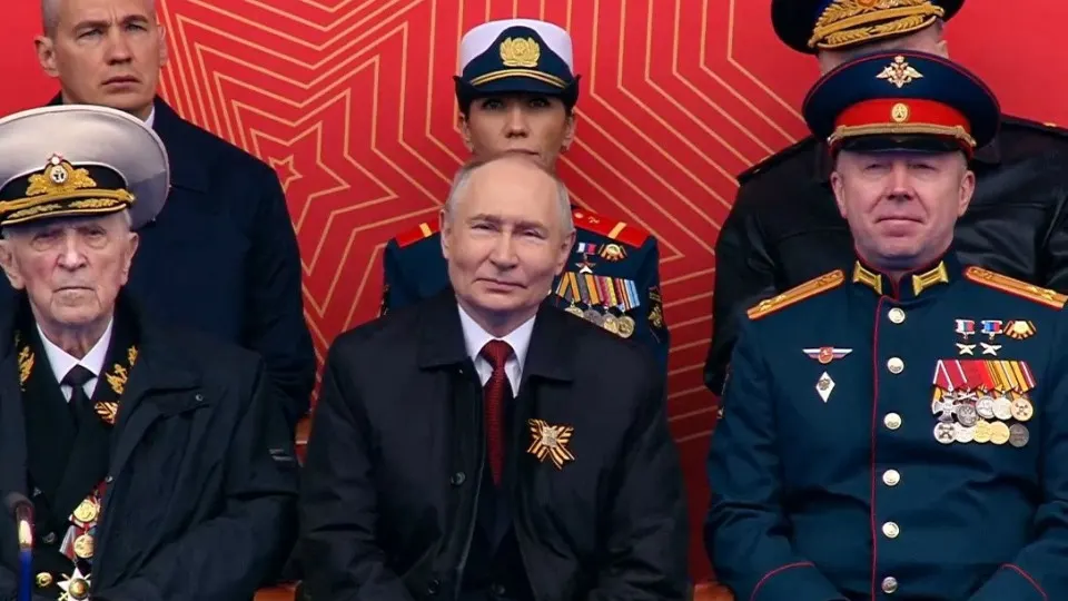 На параде Победы в Москве, прошедшем без военной техники и на фоне отключения мобильного интернета из‑за угрозы атак беспилотников, президент заявил о продвижении войск в Украине, обвинил НАТО в поддержке «агрессивной силы» и подчеркнул вклад тыла в создание современных образцов вооружения.