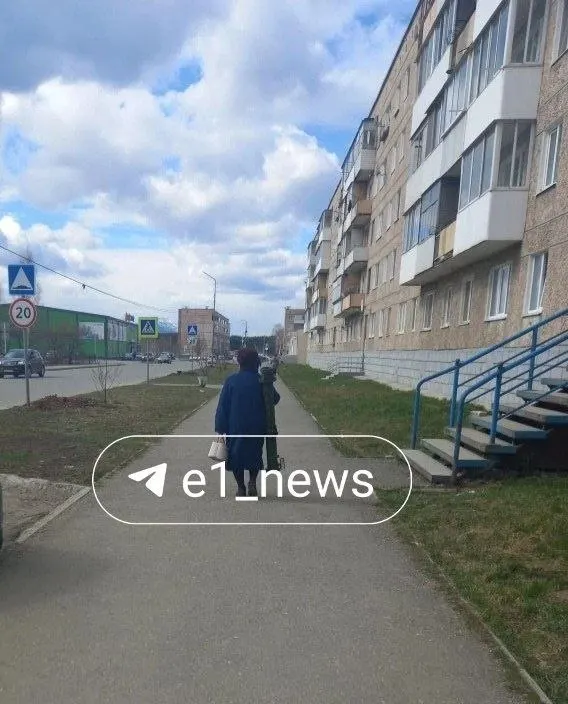 Жительницу Североуральска заметили с предметом, похожим на оружие. Оказалось, что она — сотрудница местного музея ОВД, а «базука» — новый экспонат, который она несла, чтобы на следующий день доставить в музей.
