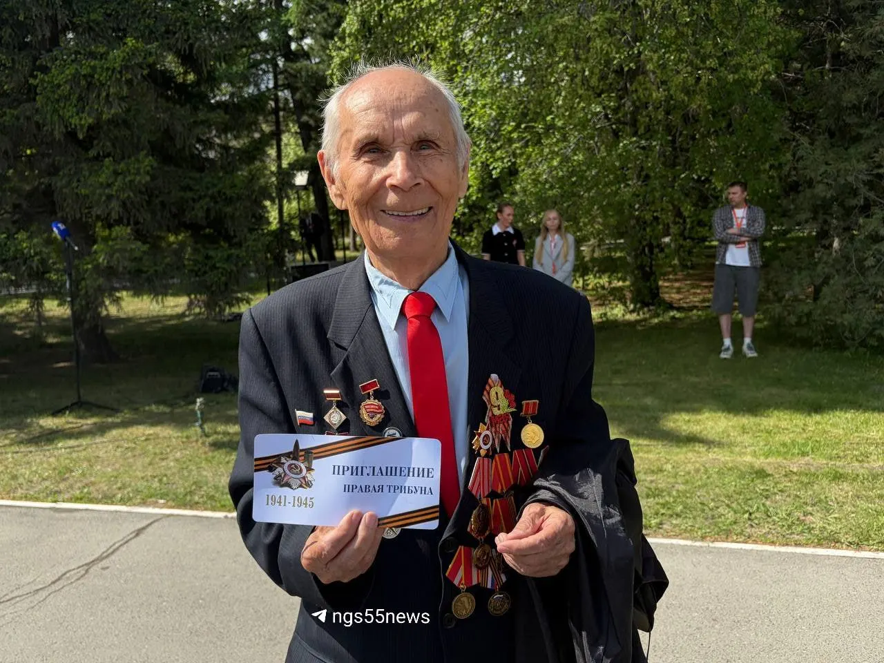 Александр Хабаргин, 89 лет, выступил почётным гостем парада. Он рассказал, что участвовал в событиях, связанных со сбитым под Свердловском американским самолётом 1 мая 1960 года, и продолжает читать авторские стихи детям.