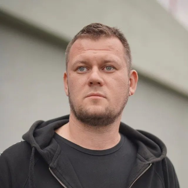 Вечером Минюст включил в список «иностранных агентов» украинского журналиста и блогера Дениса Казанского. Он отмечает, что не является гражданином России и ожидал более жёстких обвинений.