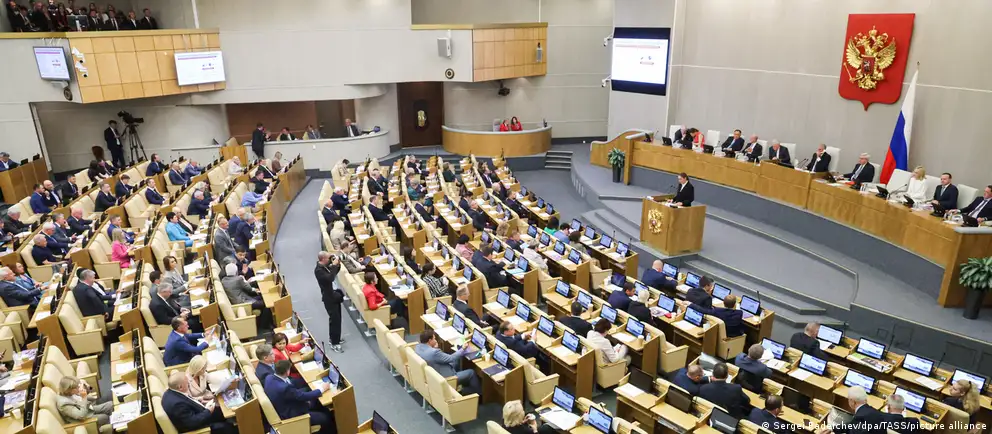 Депутаты одобрили в первом чтении поправки в КоАП, вводящие 58 оснований для административного выдворения — от участия в несанкционированных митингах до «дискредитации» армии и злоупотребления свободой СМИ. Документ будет продолжен во втором и третьем чтениях.