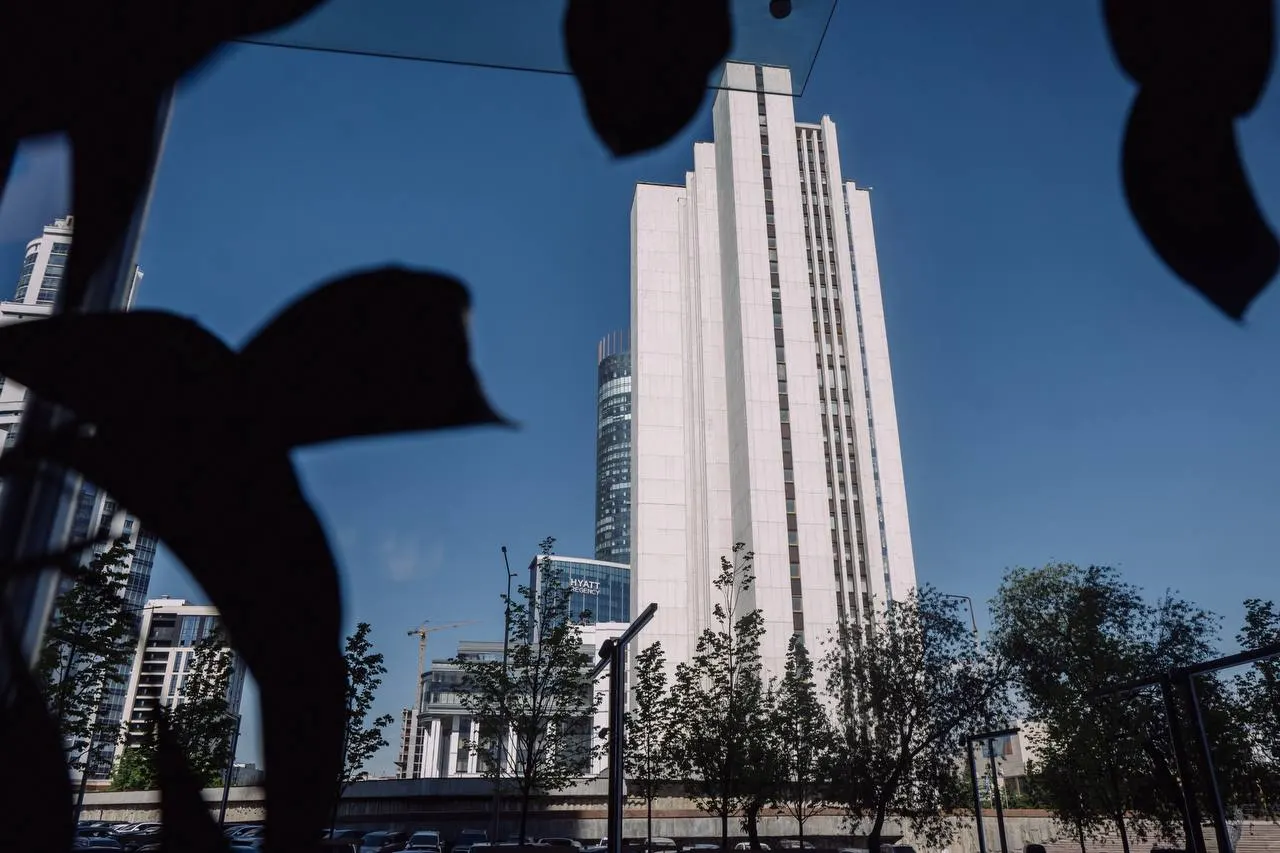 В Екатеринбурге ожидается жара — днем до +26…+30°C, переменная облачность и порывистый юго‑восточный ветер. В подборке дня — эксплейнер о различии левых и правых либертарианцев; в афише — выпускной концерт хореографического колледжа.