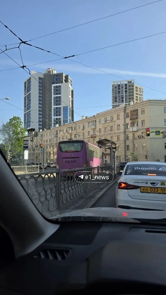 Маршрутный автобус двинулся по рельсам в сторону Дворца Молодёжи. По предварительным данным, это мог быть междугородний рейс, который сократил путь, чтобы не стоять в пробке.