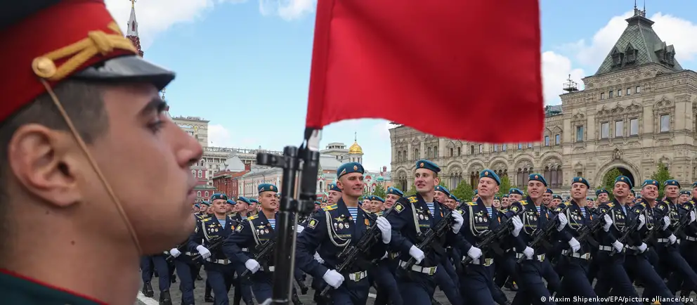 В 2026 году формат торжеств 9 мая существенно сокращён: в ряде регионов парады и салюты отменены, на Красной площади не будет военной техники. Объяснения — от соображений безопасности до перераспределения ресурсов — и возможные политические последствия.