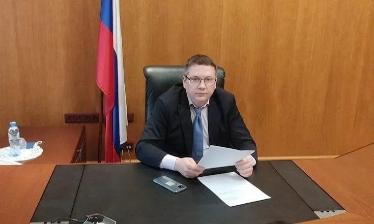 Сергей Зубенко, которому вменяют получение взяток на 19,5 млн рублей и мошенничество, выпущен из‑под домашнего ареста. При обыске у него обнаружили около 60 млн рублей, ранее по делу задержали посредника.
