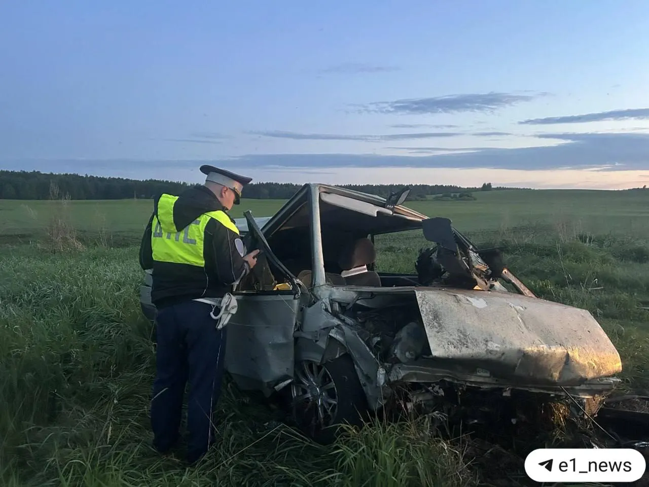 23‑летний водитель «ВАЗ‑2108» потерял управление, автомобиль съехал в кювет. Водитель и 24‑летний пассажир скончались до приезда скорой помощи.