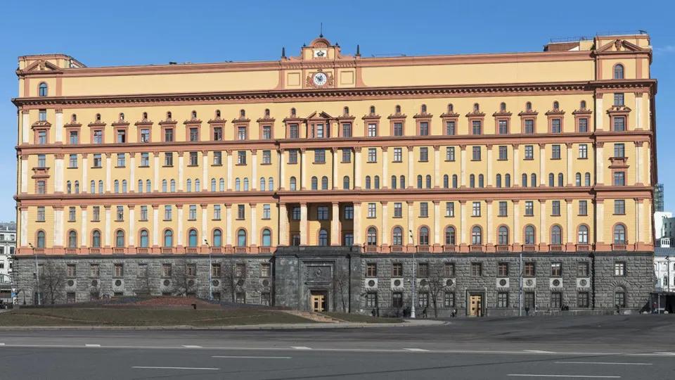 Начальник Погранслужбы ФСБ отметил, что инженерные заграждения и изменения в порядке пересечения границы со стороны Финляндии и Эстонии противоречат договорённостям и создают риски для безопасности на западных рубежах России.