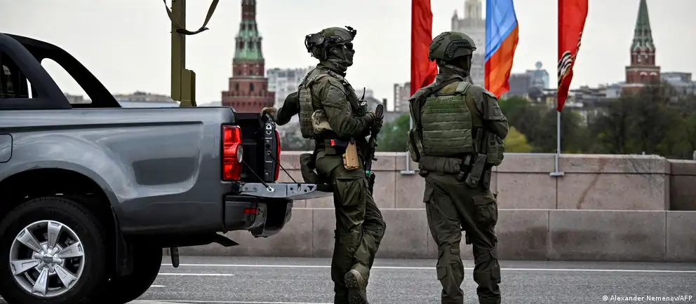 Власти отменили приглашения иностранным СМИ на мероприятия 9 мая на Красной площади, сократили формат торжеств и ограничили участие техники и гостей из‑за соображений безопасности и текущей оперативной обстановки.