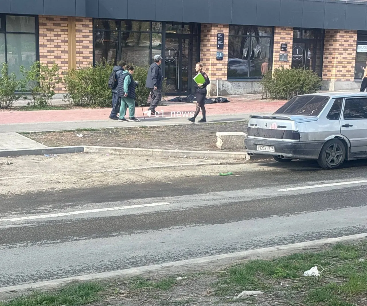 В районе Эльмаш (Екатеринбург) прохожие заметили тело, накрытое черным пакетом. На месте работают полицейские; очевидцев просят сообщать информацию правоохранителям.