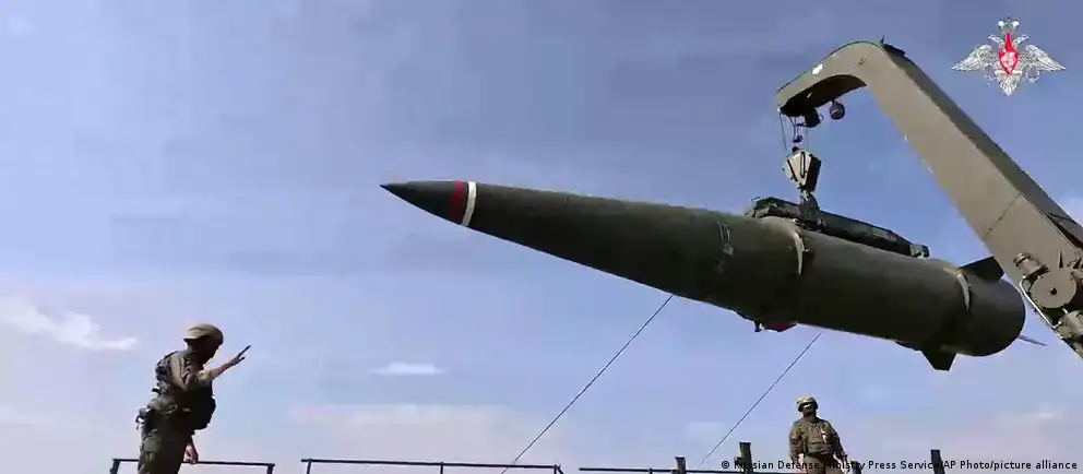 Минобороны РФ объявило о манёврах с привлечением почти 65 тысяч военнослужащих, сотен пусковых установок и стратегических подлодок; отдельный блок учений посвящён совместным действиям с применением ядерного оружия на территории Беларуси.