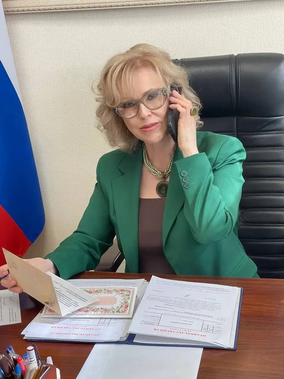 Депутат Татьяна Соломатина заявила, что обещанное снижение бумажной нагрузки не ощущается: в школах и медучреждениях отчётов по‑прежнему больше. Госдума собирает предложения по отмене ненужных справок и цифровизации учётных процедур.