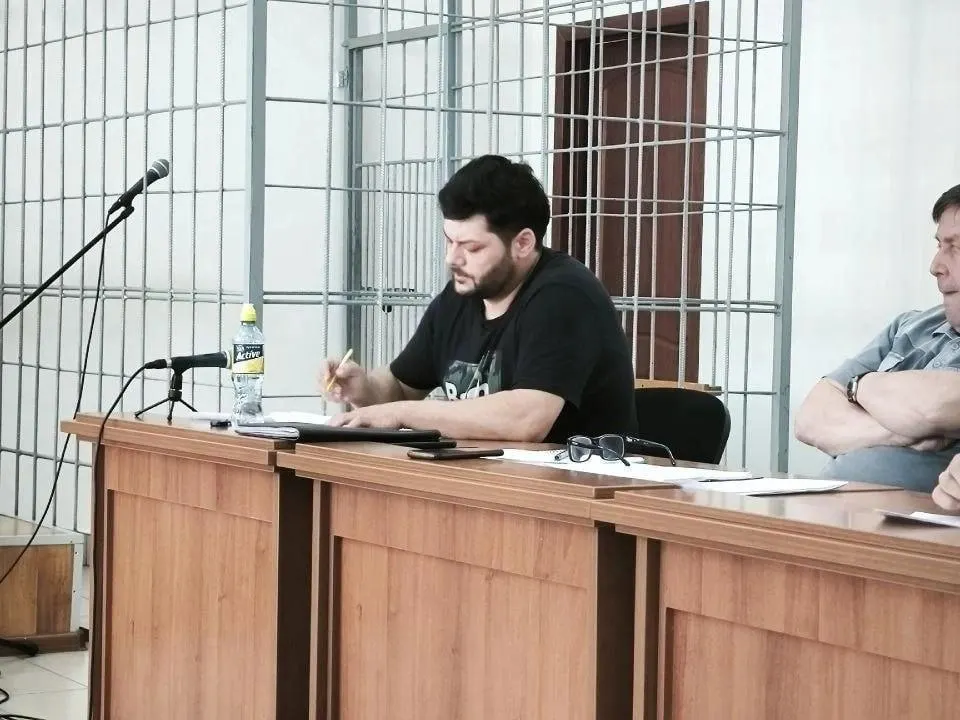 Десять потерпевших утверждают, что платили за дома «под ключ», но остались и без жилья, и без денег — ущерб оценивают примерно в 40 млн рублей. Подсудимый вину не признаёт.