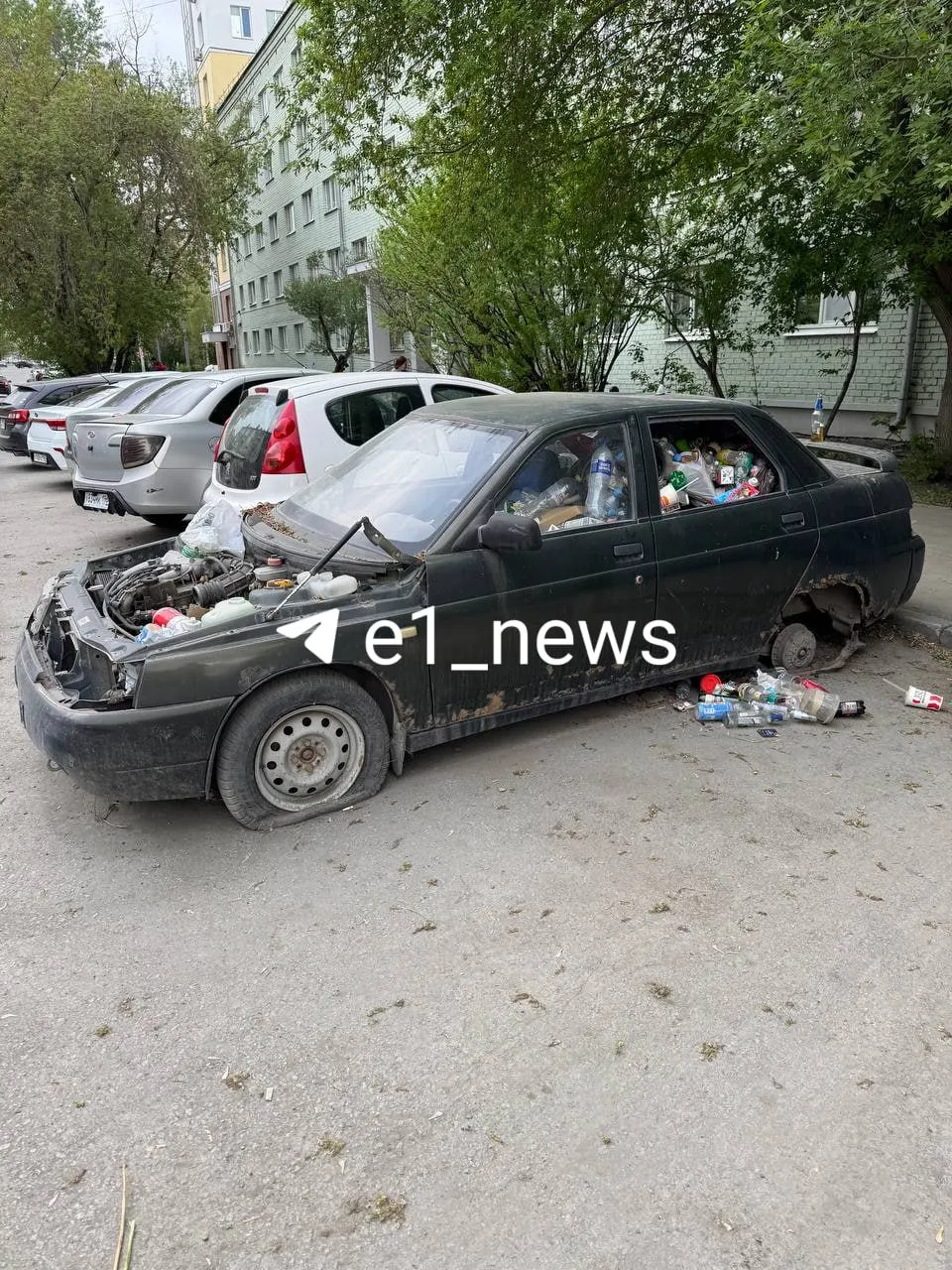 На улице Большакова, 79 рядом с общежитием УрФУ обнаружили автомобиль, заполненный пакетами с бытовыми отходами и прочим мусором; машина, судя по состоянию колёс, давно не используется.