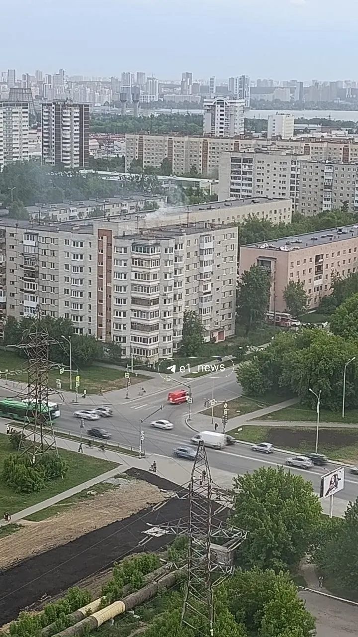 На Сортировке в Екатеринбурге загорелся жилой дом — очевидцы сообщают о приезде пяти пожарных расчётов и бригады скорой помощи. Детали уточняются.
