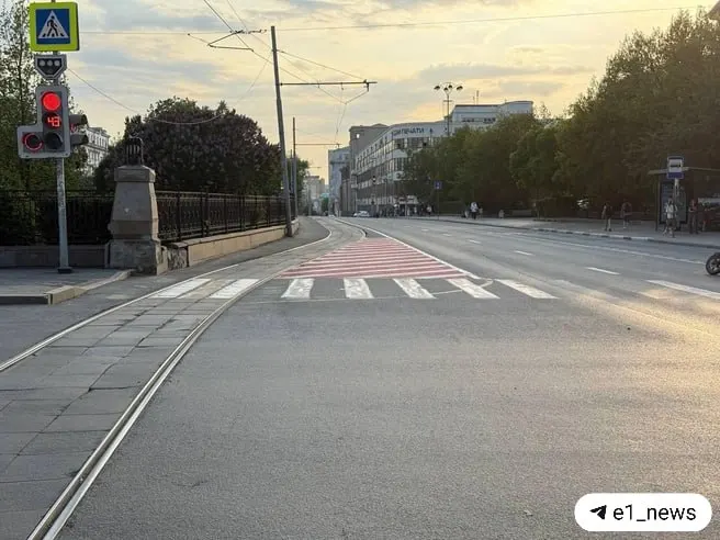 На проспекте Ленина появился «островок безопасности» ярко‑красного цвета, аналогичная разметка появилась у «Высоцкого». На улице Ельцина нанесли «вафлю», за остановку на которой выписывают штрафы.