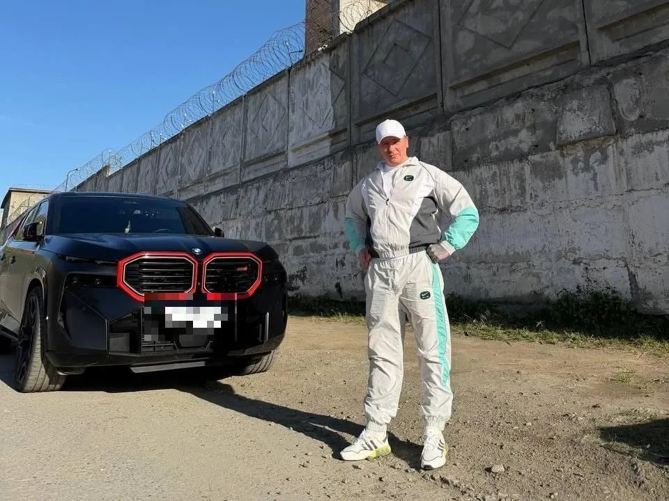 В Екатеринбурге административный арест назначен блогеру Виталию Реутову за хулиганство. Он утверждает, что в спецприемнике его поместили в камеру с ВИЧ‑положительным заключённым и описывает плохие условия содержания.