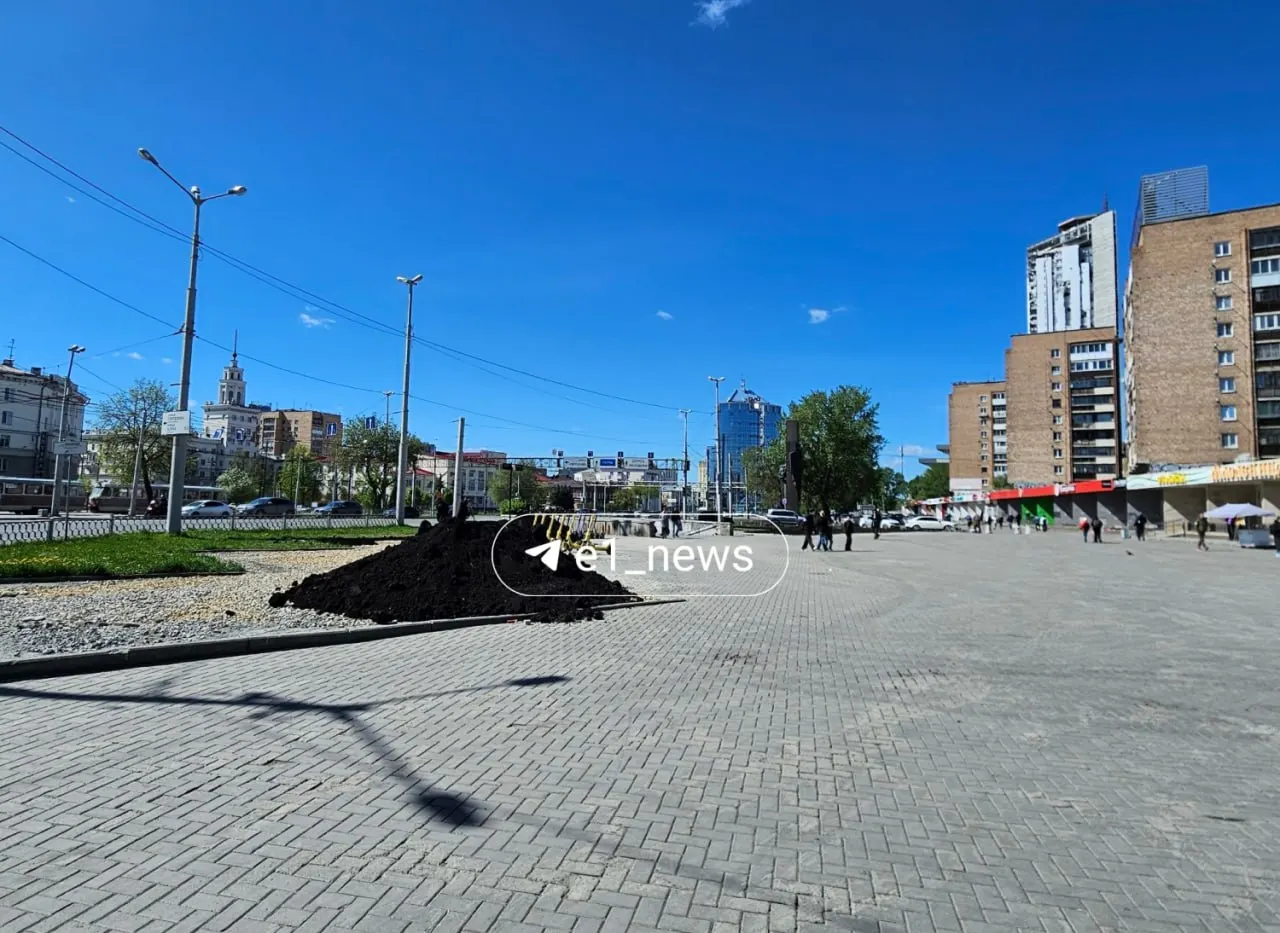 На месте снесённых киосков у железнодорожного вокзала завезли землю под будущий газон. Мнения горожан разделились: одни поддерживают озеленение, другим не хватает киосков.