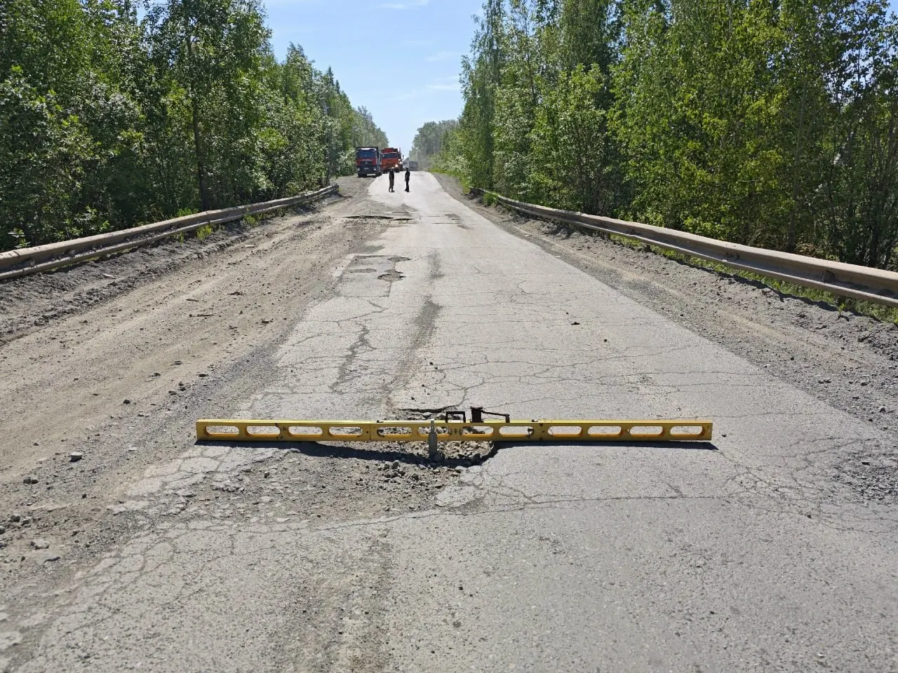 Из‑за выбоин, просадок и отсутствия разметки на улице Обогатителей в Ревде введён запрет для общественного транспорта — ограничения действуют до ремонта дорожного покрытия.