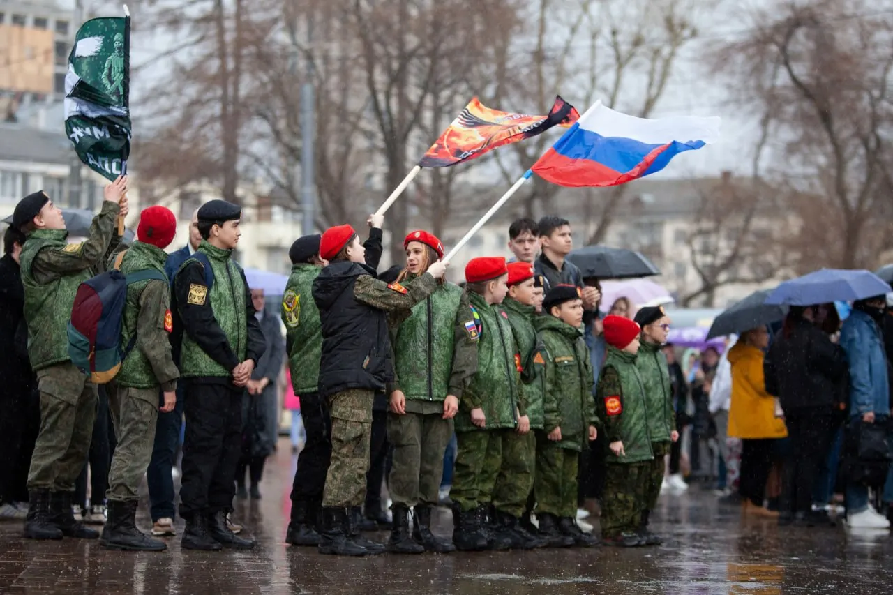 В городских школах реализуют программу «профилактики терроризма»: по словам главы департамента образования, в рамках проекта часть детей мигрантов вовлекают в военно‑патриотические объединения, а с сотрудниками‑мигрантами проводят разъяснительные беседы об адаптации в правовом поле и недопущении радикализации.