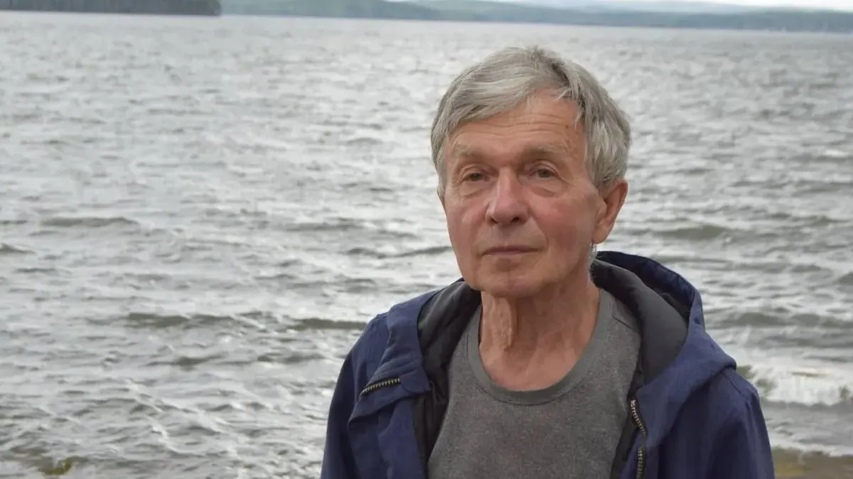 В Свердловский областной суд повторно поступило уголовное дело 71‑летнего Виктора Казакова — ему вменяют осквернение символа воинской славы с использованием интернета. Ранее производство уже возвращали прокурору.