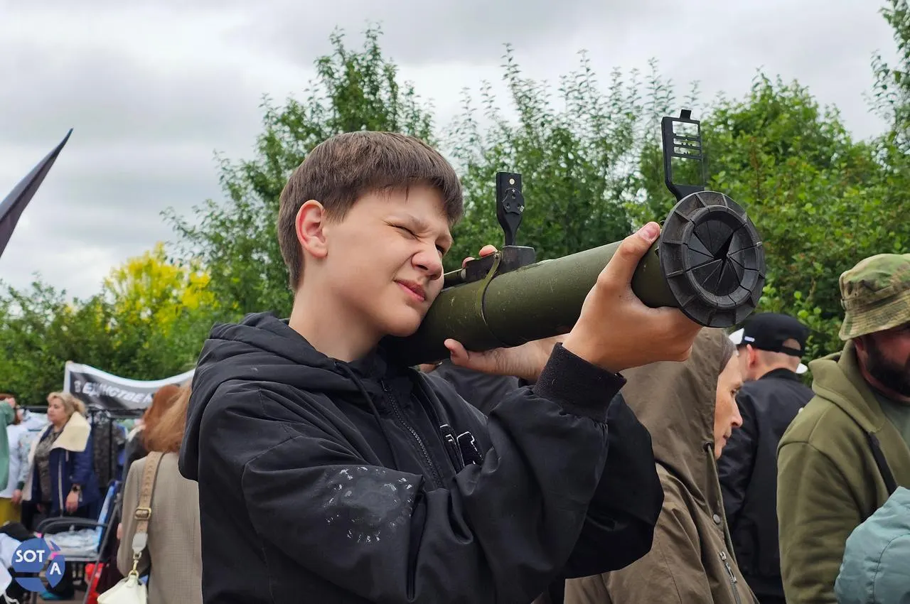 На лужайке у Храма-на-Крови представительница движения в защиту материнства раздавала листовки с антиабортными утверждениями, показывала изображения эмбрионов и выступала за «традиционные ценности».