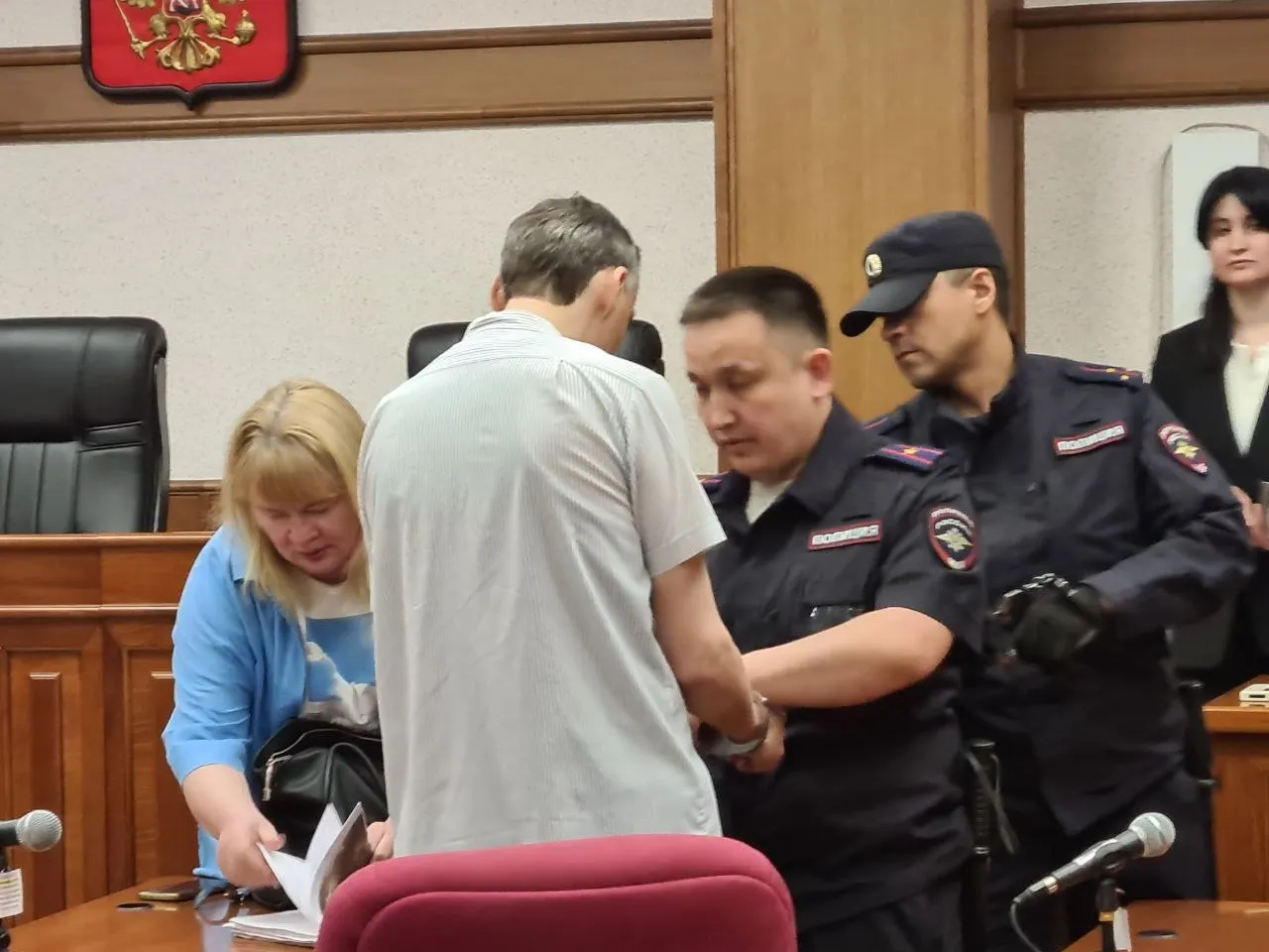 Педагога Детской хоровой школы №2 в Екатеринбурге признали виновным в домогательствах к трём детям и приговорили к 10 годам колонии строгого режима. Он отрицает вину и был взят под стражу в зале суда.
