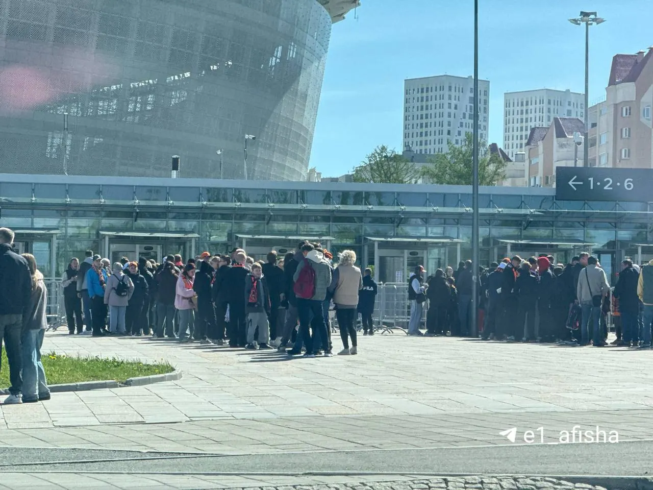 Зрители выстраиваются у стадиона: матч «Урал» — «КАМАЗ» начнётся в 16:00.